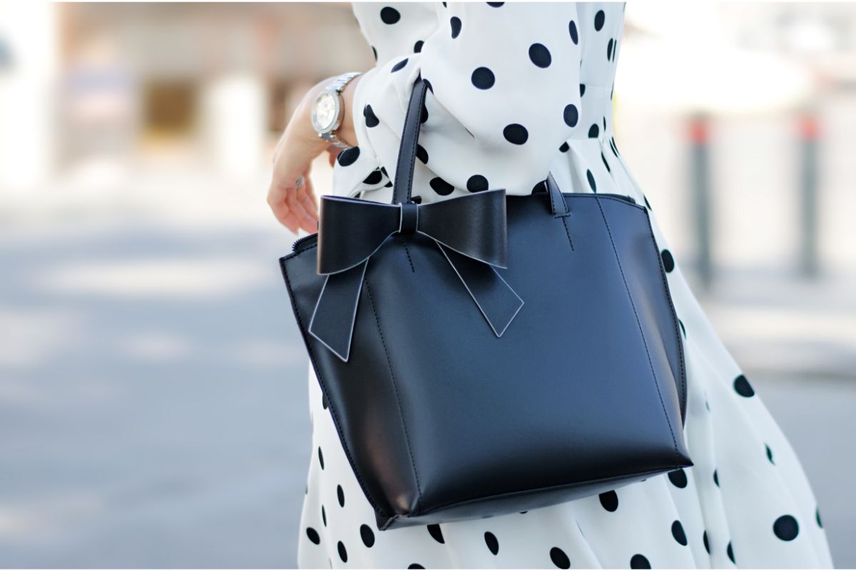 Haine cu buline ce greşeli să eviţi atunci când le porţi rochie cu buline si geanta neagra (1)